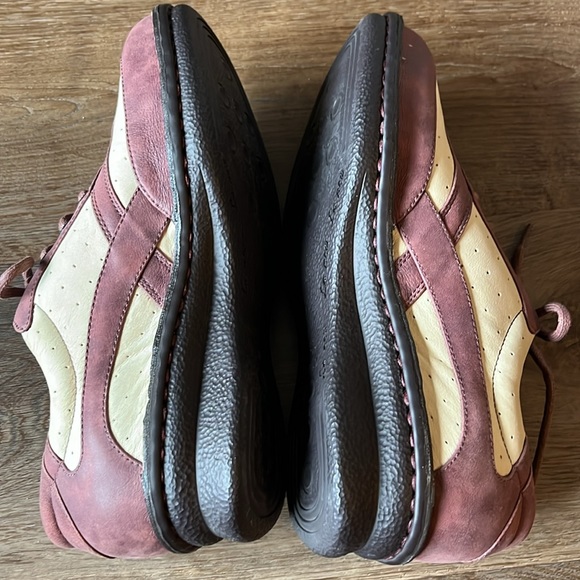 La New SZ 6 two tone tie shoe.  Great condition. - Picture 5 of 7